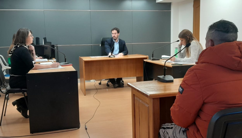 Ella le quemó la cara con aceite y él le pegó con un caño de escape: violenta pelea de pareja terminó con un detenido