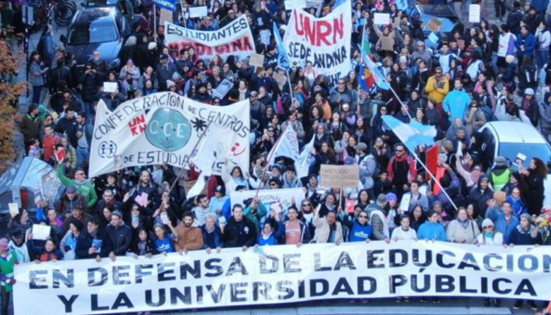 Presupuesto en caída, salarios por el piso y universidades vaciadas: Bariloche marcha hoy por la educación pública