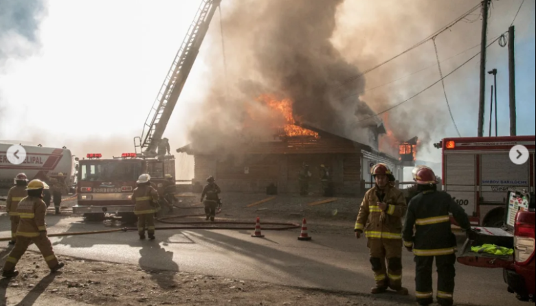 ​​​​​​​Dos bomberos hospitalizados y pérdidas totales tras el incendio del Hotel Huemul