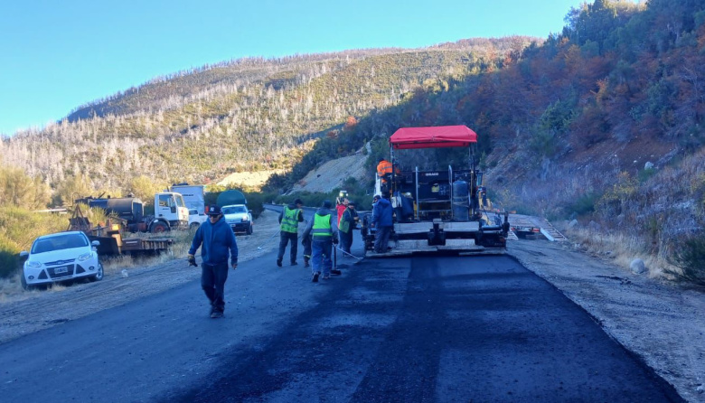 Vialidad Nacional realiza trabajos de bacheo y mantenimiento en la Ruta 40 camino a El Bolsón