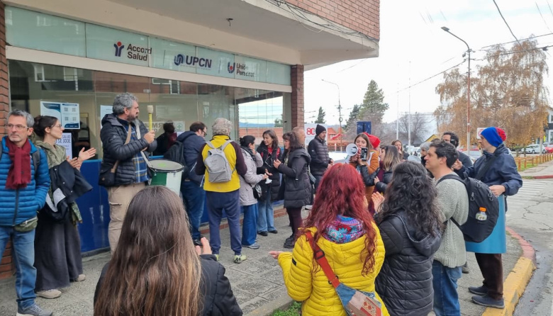 Bariloche: afiliados de Unión Personal coparon la sede de Diagonal Capraro por falta de cobertura
