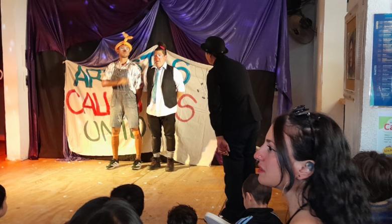 ​​​​​​​Artistas callejeros llenaron Casa Macacha para exigir el derecho a trabajar en las calles de Bariloche