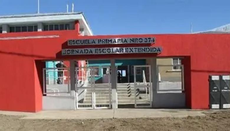 Madre detenida por agredir a portera y resistirse a la policía en escuela de Las Victorias