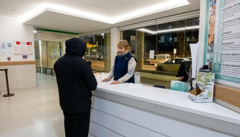 Mónica Barriga, el rostro del Hospital de Bariloche que puede desaparecer: cobra 78 mil pesos y pelea por su puesto