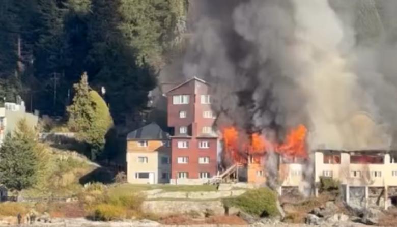 (VIDEOS) Un incendio de gran magnitud consume parte del Hotel Huemul
