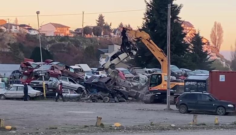 Comenzaron a compactar los autos abandonados en el playón municipal: son más de 200 vehículos