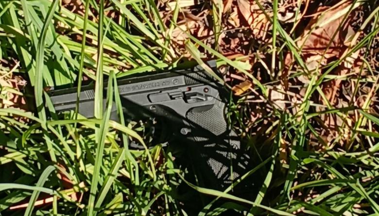 Hallaron un arma cargada tirada en un árbol frente a la Escuela Secundaria 123