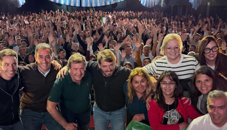 Teatro lleno, jingle, abrazos y un relevo en JSRN: Weretilneck delegó la presidencia a Buteler