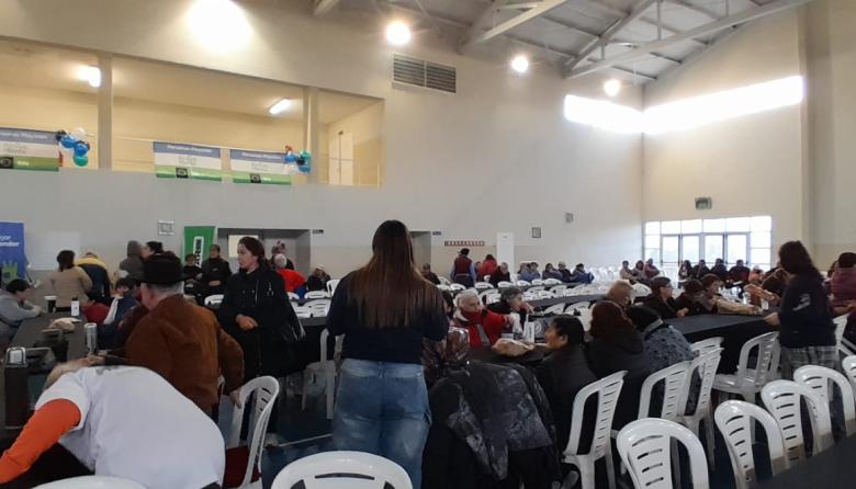 Desarrollo Humano desembarcó con una jornada para adultos mayores que combinó recreación y entrega gratuita de lentes