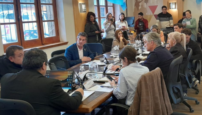 Tras una sesión polémica, el Concejo de Bariloche confirmó el veto al pase a planta del personal municipal