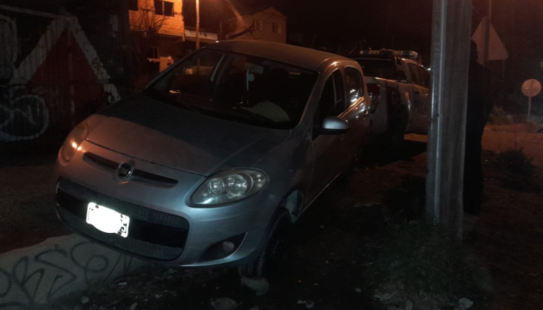 Una policía perdió el control de su auto y quedó incrustada en una estructura de cemento a metros de una garita