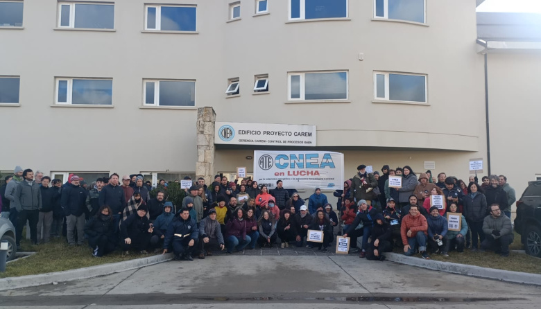 Chocolate caliente, tortas fritas y 104 contratos en el aire: jornada de protesta en el Centro Atómico Bariloche
