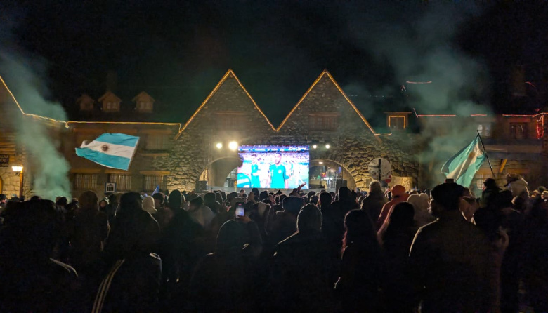 Las estrellas, cuando mueren, se tragan todo a su paso: Bariloche estalló con el último Mundial de Messi