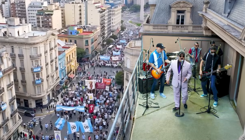 El secreto que Bache3000 destapó ya tiene nombre: se llama "LLEVA" y es la canción de Los Calzones para Messi