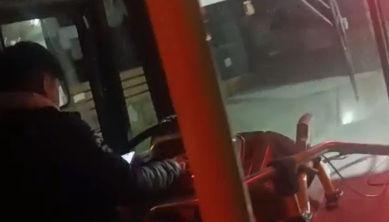 Captan a un chofer de Mi Bus mirando el celular, en la previa a una nueva audiencia por el aumento del boleto