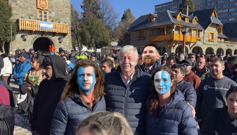 Cortés, el "William Wallace" del Centro Cívico: con las banderitas en la cara salió a la guerra (mundialista)