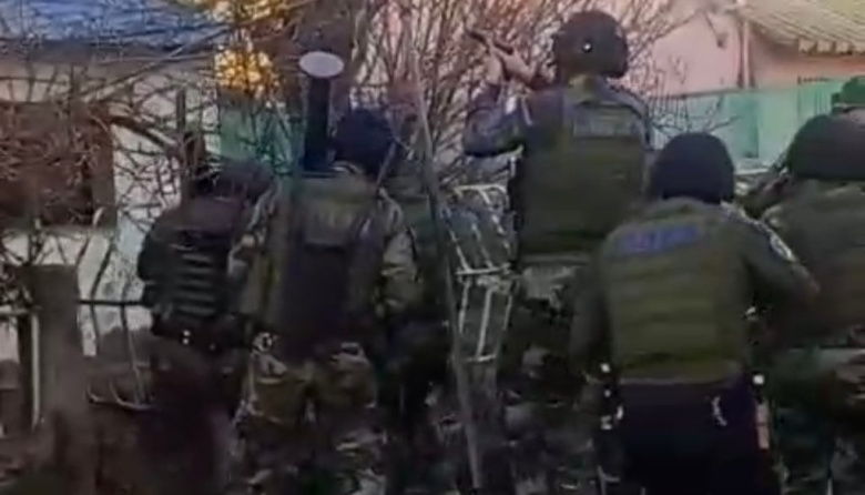 Cayó un dealer en Vuriloche I: secuestraron droga, municiones y un chaleco antibalas de la propia Policía