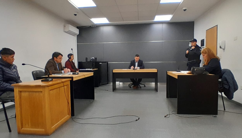 Golpeó a su madre, ella pidió auxilio al 911 y en plena audiencia el joven confesó la verdad que lo consume: "tengo problemas con las drogas"