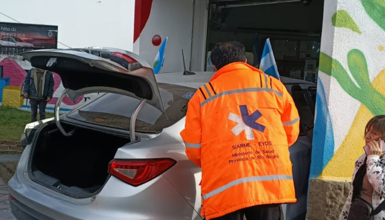 Impactante choque en el centro: un auto terminó incrustado en una distribuidora