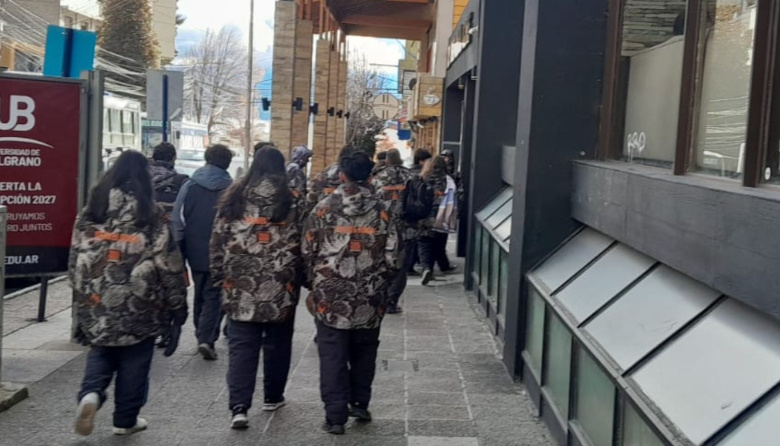 Los egresados ya se hacen sentir en el centro de Bariloche mientras la ciudad espera la nieve