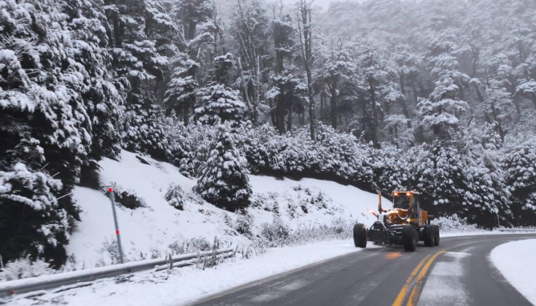 Alerta vial en la cordillera: trabajan los equipos de Vialidad en las rutas hacia El Bolsón y Neuquén