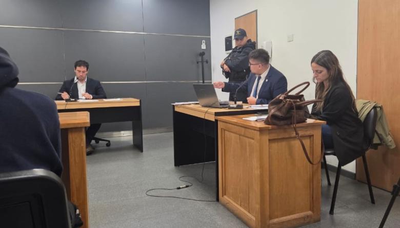 Forzó una puerta, tomó 19 prendas y terminó con prisión preventiva
