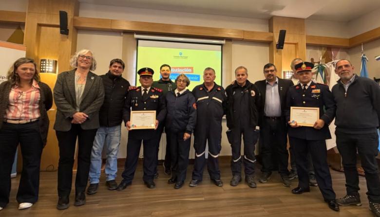 Lágrimas, aplausos y un pueblo de pie: el Concejo distinguió a seis bomberos voluntarios