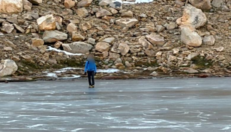 Prohíben patinar sobre lagos congelados en el Nahuel Huapi y ya labraron infracciones en la laguna Toncek