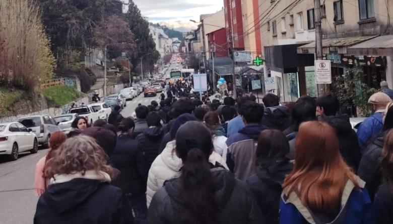 Cientos de almas recorrieron las calles de Bariloche en la procesión de Corpus Christi