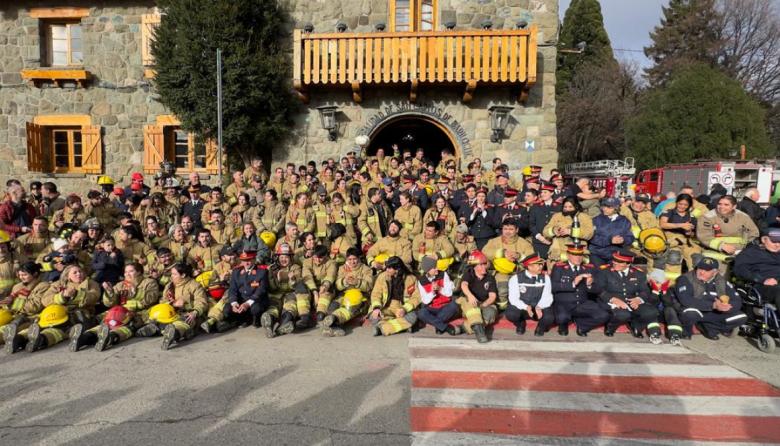 Con sirenas, juramentos y chocolate caliente: Bariloche festejó el Día del Bombero Voluntario