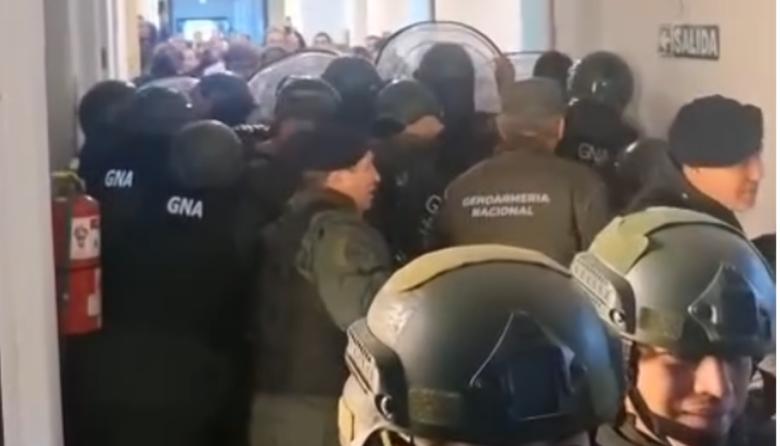 Centro Atómico: una trabajadora le gritó a Gendarmería: "¿soy una profesional, te imaginás si te pasara a vos?"