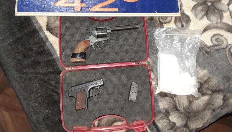 Cayó por violar una restricción de acercamiento: tenía dos armas cargadas y cocaína