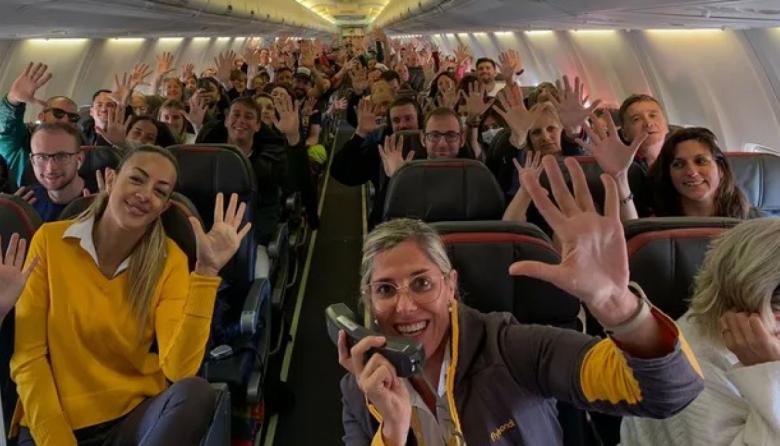 Ex trabajadores de Flybondi reclaman pagos adeudados tras acuerdos de desvinculación firmados ante escribano