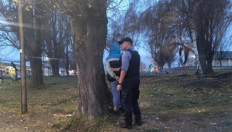 Lo detuvieron con un arma y un cuchillo mientras agredía a su pareja frente a una escuela
