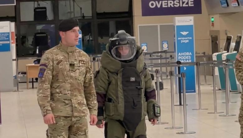 "¿Lleva algo peligroso?" "Solo una bomba": crónica de un chiste que salió pésimo en el aeropuerto de Bariloche