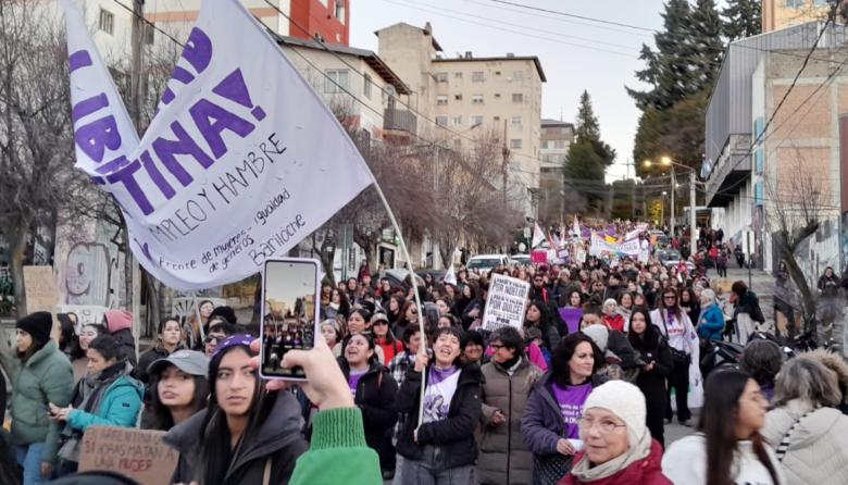 Ni Una Menos en Bariloche: una multitud marchó por el centro y encendió velas por las mujeres asesinadas