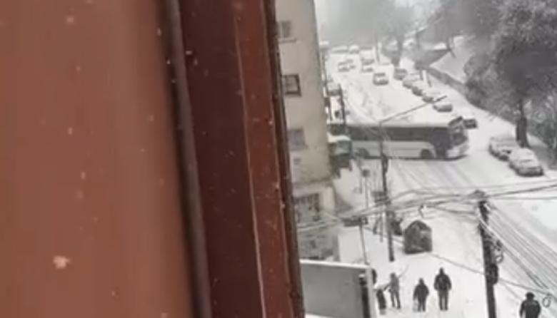 Un colectivo estudiantil chocó al menos seis autos mientras patinaba por la nieve en la calle Moreno
