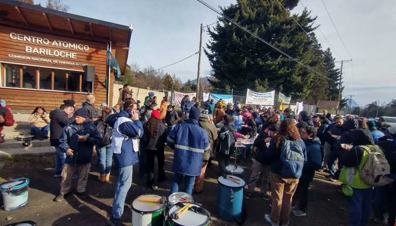 Tras un abrazo simbólico en Bustillo, trabajadores de la CNEA preparan una movilización en el centro de Bariloche