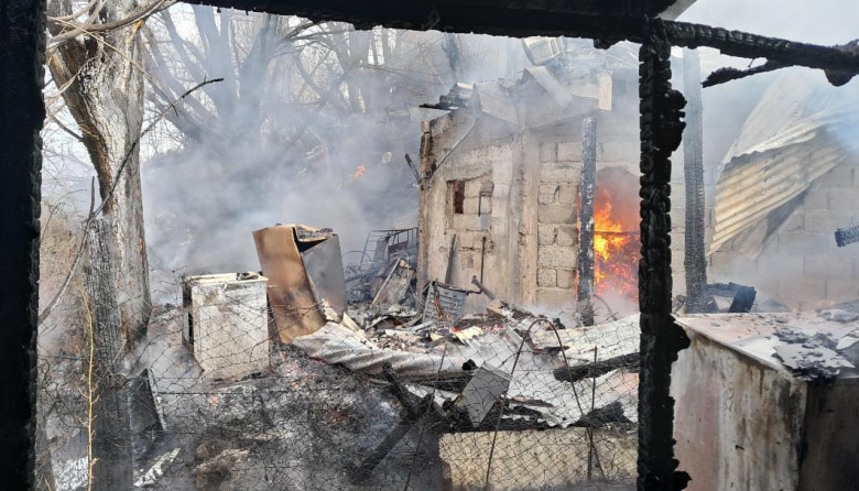 Una garrafa explotó y desató un incendio que destruyó una vivienda en Arrayanes