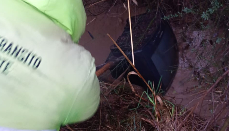 Lluvias en Bariloche: limpieza de cordones cuneta y hasta un televisor sacado de una zanja