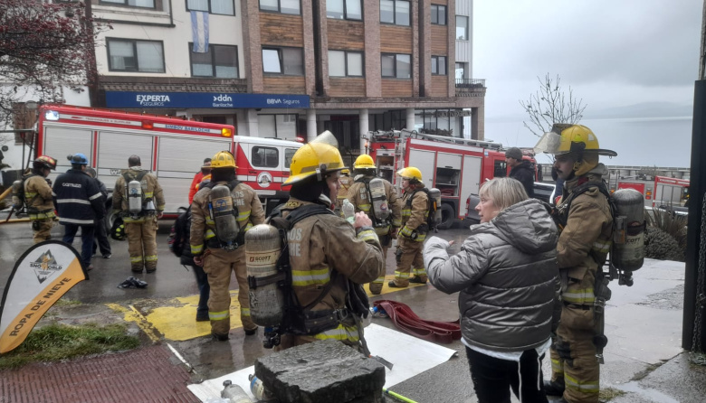 (Video) Incendio en el Tenedor Libre de Quaglia, en pleno centro de Bariloche