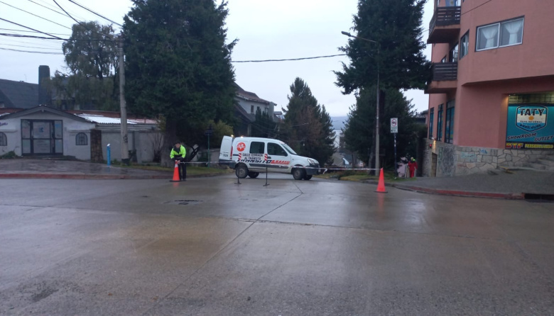 Corte preventivo en el zigzag de calle Rolando por presencia de aceite en la calzada
