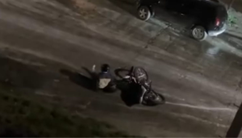 (Video) Un vecino se cayó de la moto por una calle convertida en hielo