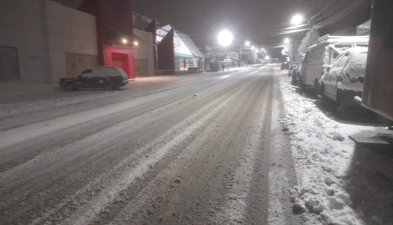 Nevó en Bariloche: caos en la ruta al aeropuerto y colectivos cruzados en la bajada de Pioneros