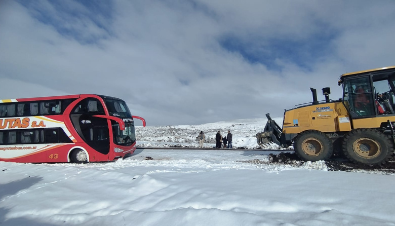 Vialidad Nacional trabaja para liberar un colectivo encajado por la nieve en la Ruta 23