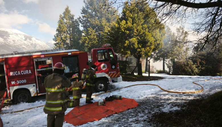 Incendio en una vivienda de Nahuel Malal: trabajan los Bomberos