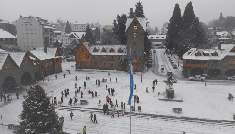 Bariloche bajo nieve: alerta amarilla por más nevadas, suspensión de clases y pedido de la municipalidad a frentistas
