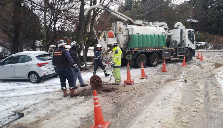 La CEB refuerza el saneamiento cloacal mientras nieva en la mayoría de los sectores de Bariloche