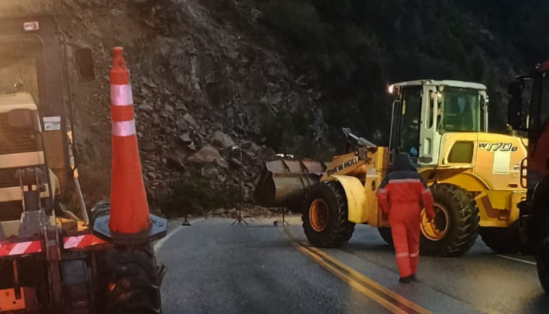 (Video) Corte total en la Ruta 40 por desmoronamiento de rocas en Siete Lagos