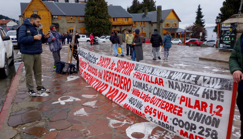 Vecinos se manifestan por el vertedero en las puertas de un acto